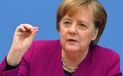 Политолог: Меркель заставляет страны Евросоюза вставать на колени