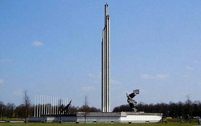 Правозащитник допустил, что снос памятника советским подводникам станет репетицией ликвидации Памятника Освободителям Риги 