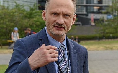 Евродепутат призвал защитить русские школы Латвии от националистов