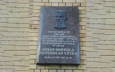 Мэр Вильнюса пообещал восстановить разбитую табличку памяти пособника нацистов