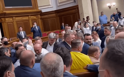 Украинские депутаты подрались в Раде после призыва расстрелять оппозицию (видео)