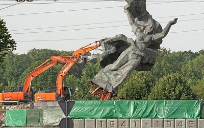 Комитет ООН по правам человека потребовал от Латвии остановить снос памятников антифашистам