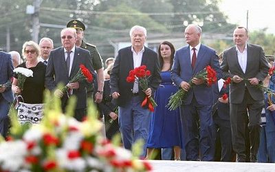 Посол РФ и экс-главы Молдовы возложили цветы по случаю освобождения от нацистов