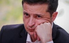 Выставил себя идиотом: политологи Украины о попытке Зеленского «приватизировать» Холокост