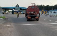 Пьяный дальнобойщик протаранил шлагбаум на границе Украины и Беларуси (видео)