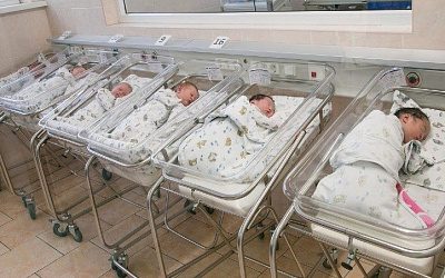 В Латвии продолжает снижаться рождаемость