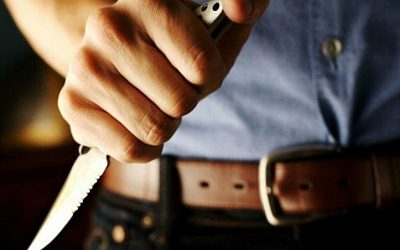 Литовцы с ножом отобрали у петербуржца машину