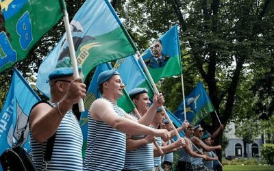В Латвии оштрафовали мужчин за символику ВДВ
