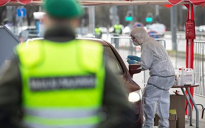 «Весеннее чудо» не повторилось: вторая волна коронавируса с головой накрыла Прибалтику