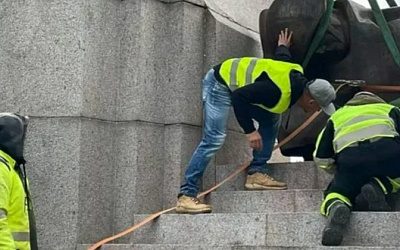 В Литве депутат, представляющий ЛГБТ*, потребовал снести советский обелиск