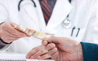 Кабмин Латвии опроверг обещания Минздрава повысить зарплаты медикам на 20% 