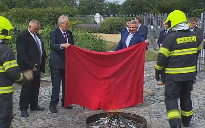Президент Чехии покончил с «нижним бельем в политике» сжиганием красных трусов на костре