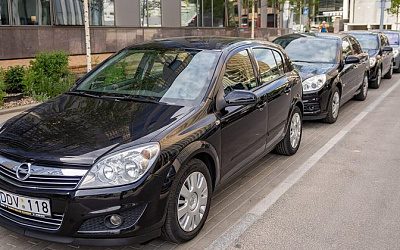 Вильнюс передал автомобили и технику украинскому городу 