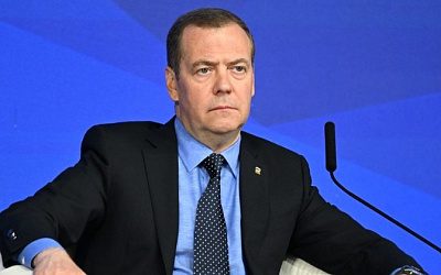 Медведев заявил, что президент Франции «прикидывается идиотом»