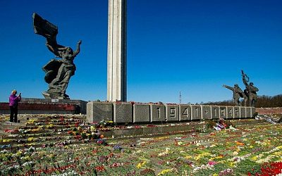 Глава МВД Латвии пригрозил защитникам Памятника Освободителям Риги жесткими мерами