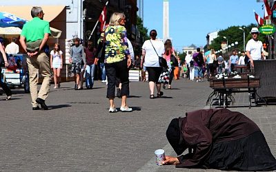 Западные санкции оставили без денег пенсионеров из Латвии и Эстонии 