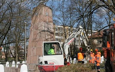 В Литве снесли памятник советским солдатам
