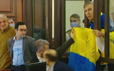Саакашвили в суде спел гимн Украины и развернул флаг страны (видео)