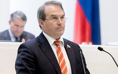 Сенатор: власти Латвии не должны применять силу против митингующих