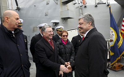 Порошенко и Волкер встретились на борту американского эсминца в Одессе