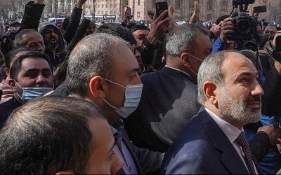 Премьер Армении проводит в Ереване шествие со своими сторонниками (видео)