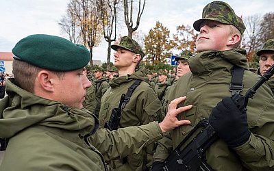 В Литве призвали отправлять в армию всех парней сразу после школы