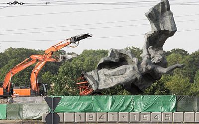 В России сообщили о планах Риги демонтировать около трети советских памятников