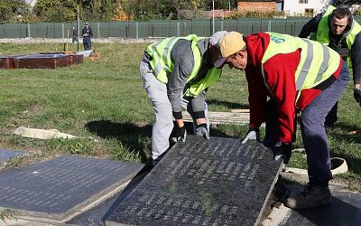«Обыкновенный вандализм»: во Львове приступили к демонтажу захоронений советских воинов
