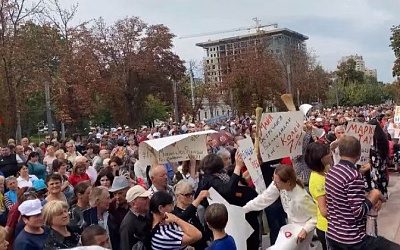  Оппозиция в Молдове сжигает счета за газ и требует отставки президента