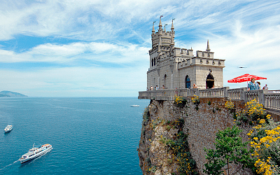 Евродепутаты массово ездят в Крым, несмотря на запреты