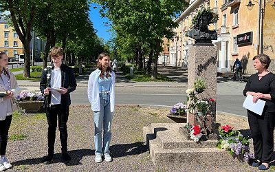«Пушкин ни в чем не виноват»:  в Латвии сносят памятник поэту, а в Эстонии — приносят к нему цветы