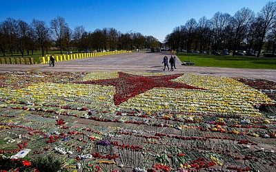«Пентаграмма сатаны»: звезда из цветов ко Дню Победы напугала латвийских националистов