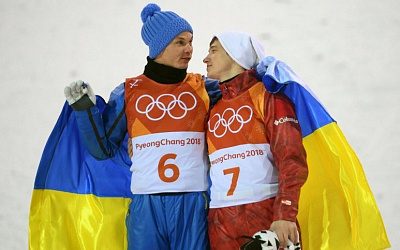Российский и украинский олимпийцы обнялись после соревнований по фристайлу на Олимпиаде