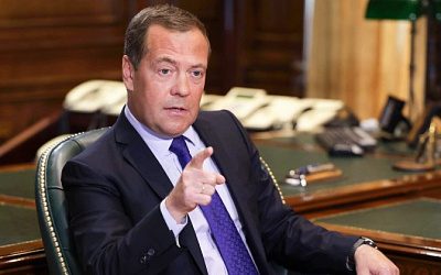Медведев назвал дегенератами руководство Польши
