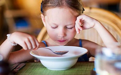 В школах Литвы запретили вредную еду. Чем теперь кормят детей и кто на этом кормится