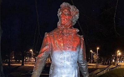 В Риге вновь осквернили памятник Пушкину