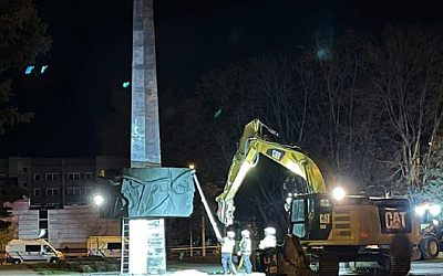 В Латвии снесли два памятника советским воинам вопреки протестам жителей