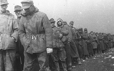 «Стоят немки, мой ординарец — дерг за платок! — а там лицо небритое»: немецкие солдаты в Кенигсберге переодевались женщинами, чтобы спастись