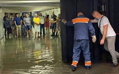 В Киеве затопило две станции метро (видео)