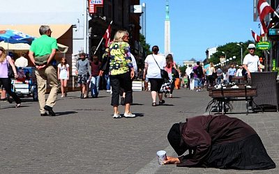 Власти Латвии назвали доход, ниже которого у населения начинается бедность