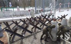 Польша начала устанавливать противотанковые ежи на границе с Беларусью