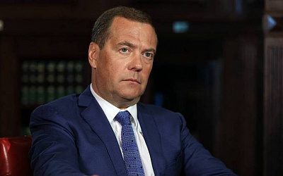 Медведев предложил сделать Зеленскому трепанацию черепа