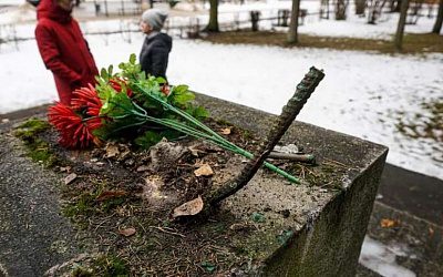 Латвийский депутат-националист отказался считать вандализмом кражу пушки с мемориала советским воинам