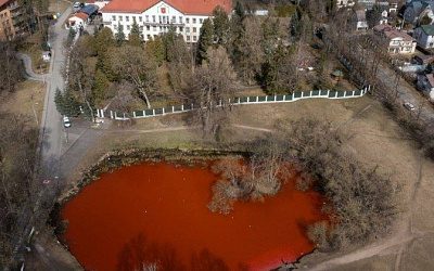 В Литве пруд возле посольства России окрасили красной краской