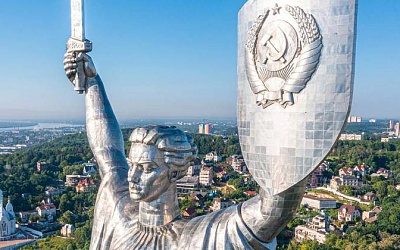 В Киеве начали демонтаж герба СССР с монумента «Родина-мать»