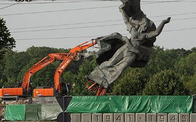 Россия призвала ЮНЕСКО защитить советские памятники от варварства в странах Балтии