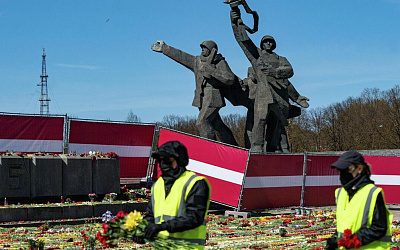Цветы у Памятника освободителям Риги стали крупнейшей моральной победой русских Латвии