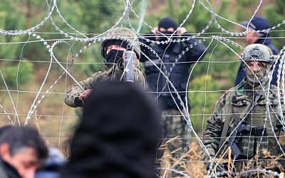 Нелегальные мигранты на границе с Беларусью забросали камнями польских пограничников