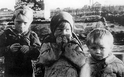 Детей заставляли рыть яму, а рядом живьем сгорали старики в закрытой избе: преступления нацистов на оккупированной территории СССР