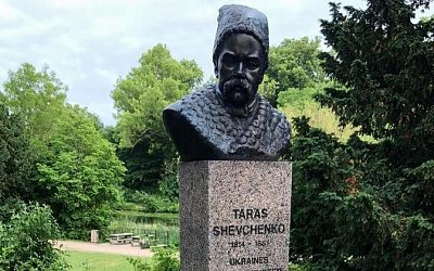 В Дании памятник Тарасу Шевченко раскрасили в цвета российского флага